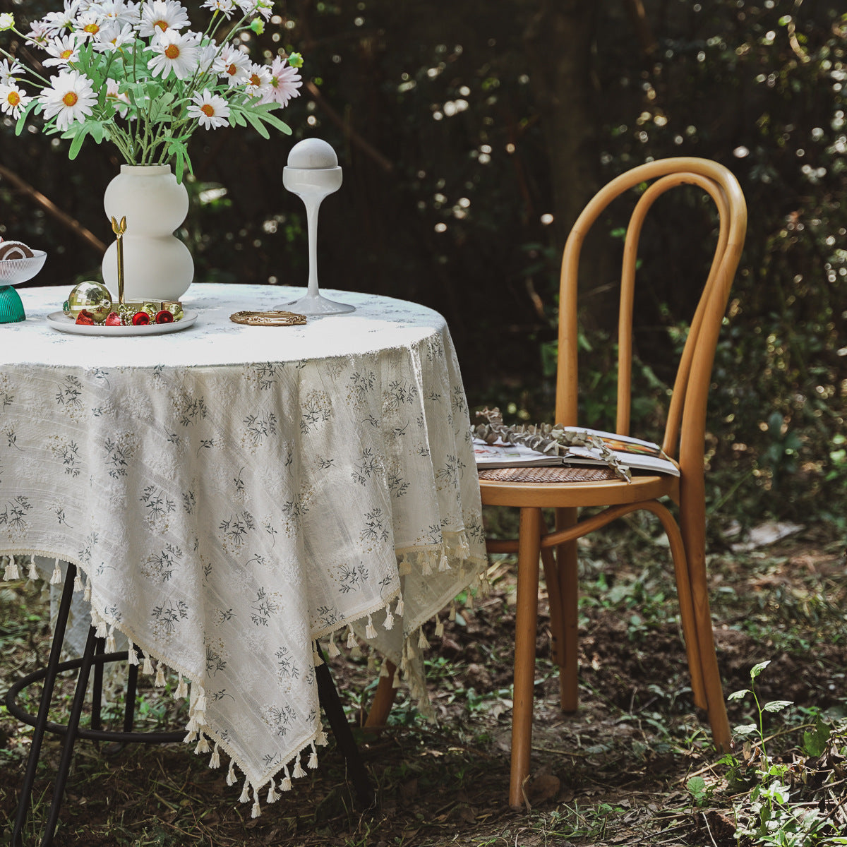 Table cloth clove flower