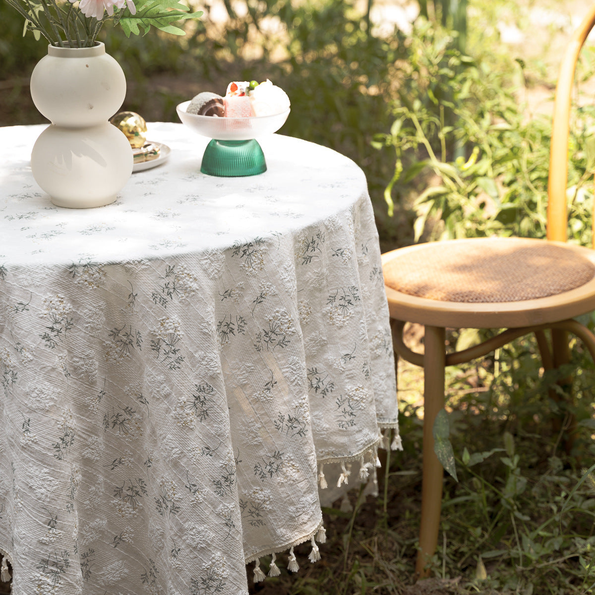 Table cloth clove flower