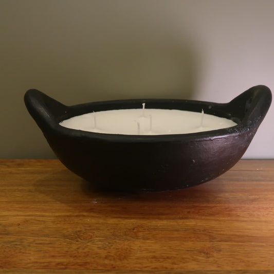 Organic Candle in black Uruli with handle